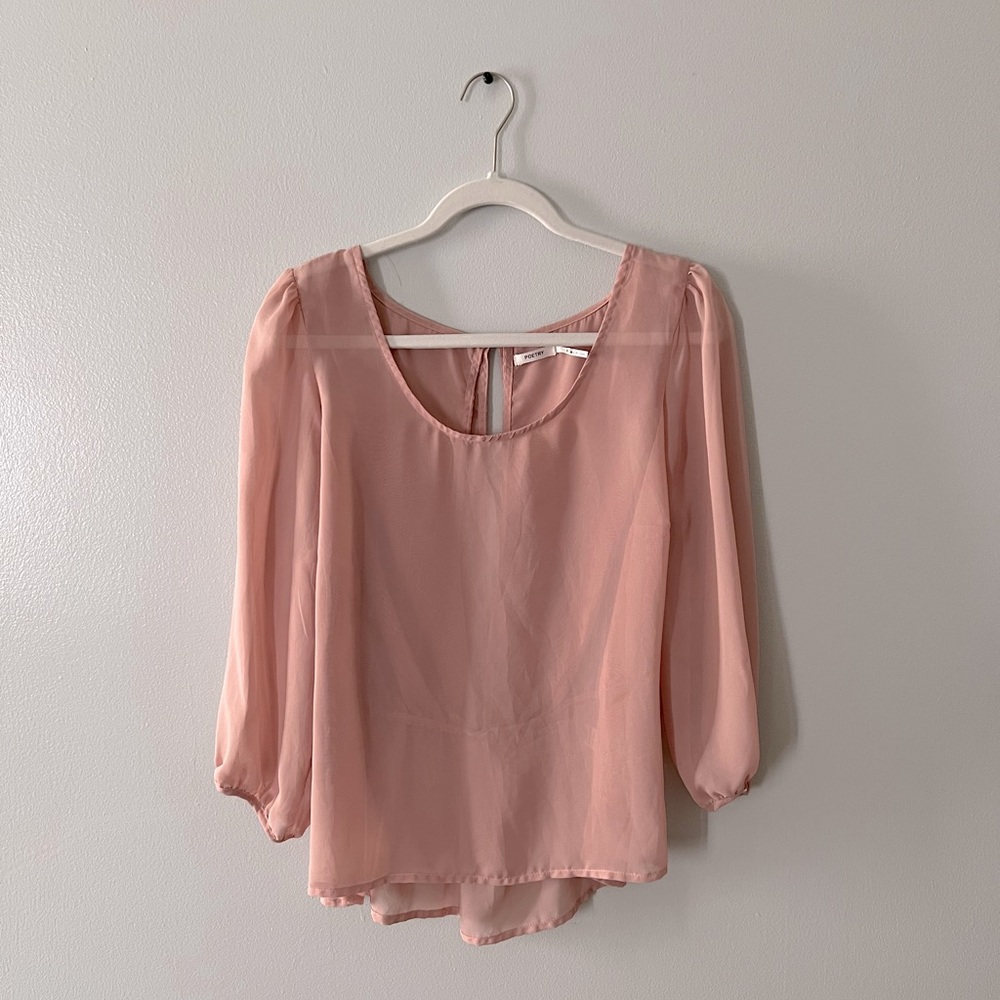 Flowy blouse in mauve. Chiffon material with an open slot back and 3/4 sleeve.